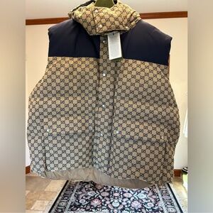 Men’s Gucci GG supreme canvas down vest in beige/navy size 62/4XL NWT